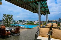 Phnom Penh 51 Hotel & Residences = พนมเปญ 51 โฮเทล แอนด์ เรสซิเดนซ์ - สระว่ายน้ำแบบอินฟินิตี้