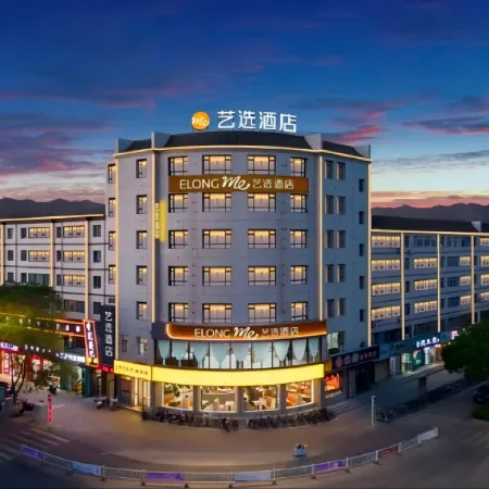 Yixuan Hotel (Zhangye Bell Tower West Station)