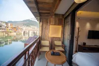 Qingshanjian Riverside Stilt House Inn (Phoenix Ancient Town - Hongqiao North Gate Pier Branch - parcheggio