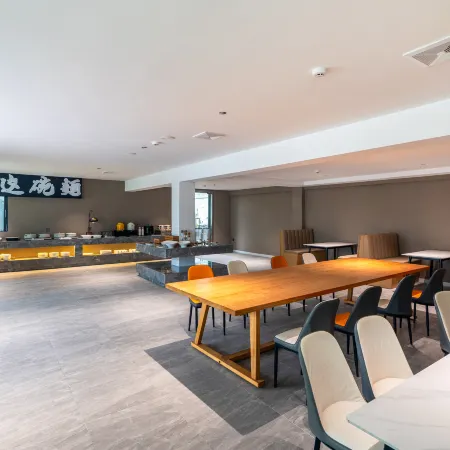 Cloud Four Seasons Hotel (Ningchuncheng Branch, Beihai High speed Railway Station)