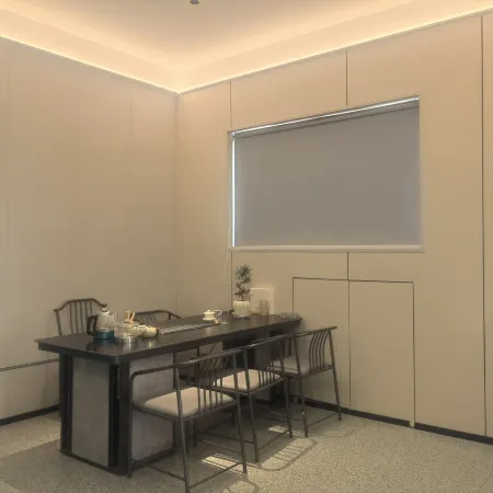 Baolong Business Hotel (Oriental High-speed Railway Station)