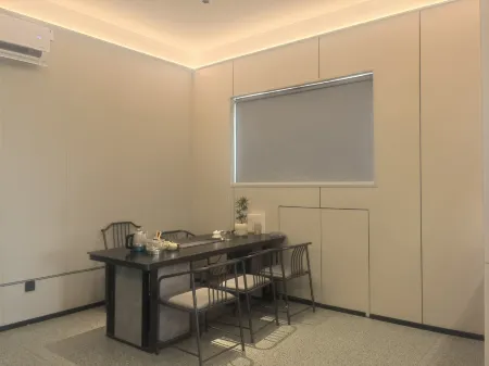 Baolong Business Hotel (Oriental High-speed Railway Station) Отели рядом со станцией Dongfang Railway Station