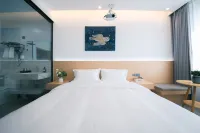 Yuyue B&B (Luoyang Longmen High-speed Rail Station Baolong Square Store) - Esports