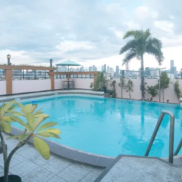 Urban Travellers Hotel by RedDoorz