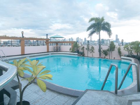 Urban Travellers Hotel by RedDoorz