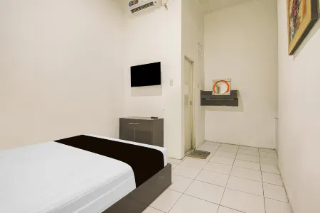 Hotel O Makassar near RS Grestelina formerly Wisma Makassar Отели рядом с достопримечательностью «Simpatik Aquarium»