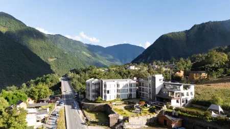 Bingzhong Luozhongding Garden Holiday Hotel Отели рядом с достопримечательностью «The First Bend of Nujiang River»