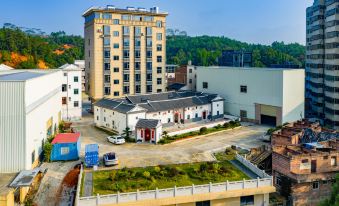 Longchuan Yibao Hotel