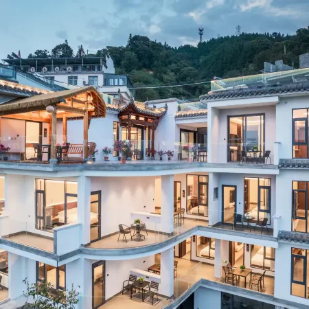 Mist-Hidden Mountain Guesthouse