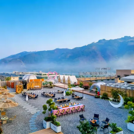 Kuoyue Yunqi Hotel (Fengjie High-speed Railway Station)