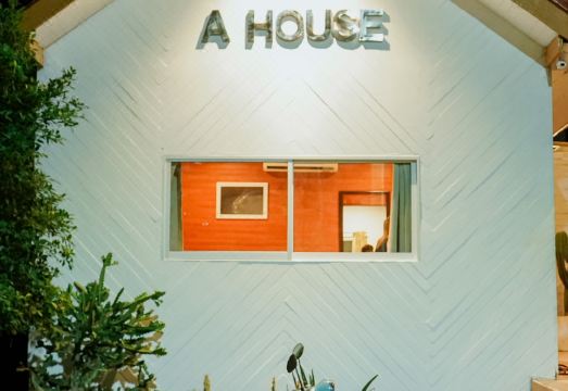 Issara Bar & House Atmosphere