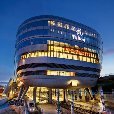 Hilton Frankfurt Airport Отели рядом с достопримечательностью «Офисный комплекс Squaire»