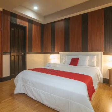 RedDoorz Plus @ Canley Residential