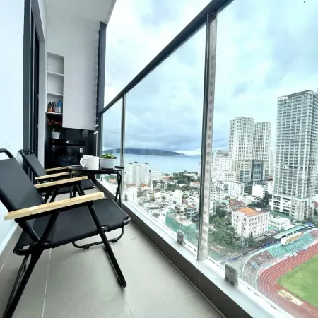 Center-Beach & Stadium View–2BR- 3 beds- Fast WiFi