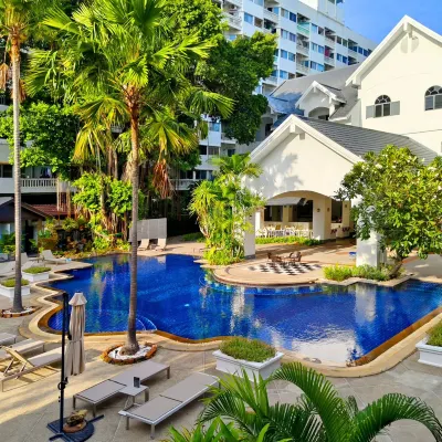 Pooh Beach Resort & Spa Hotels near Jomtien Night Market