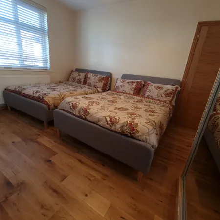 London Luxury 3 bedroom flat, 2 Bathrooms, free parking, close to tube for Central London Отели рядом с достопримечательностью «Район Хейнолт»