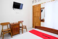 RedDoorz Syariah near Terminal Bus Giwangan - parcheggio