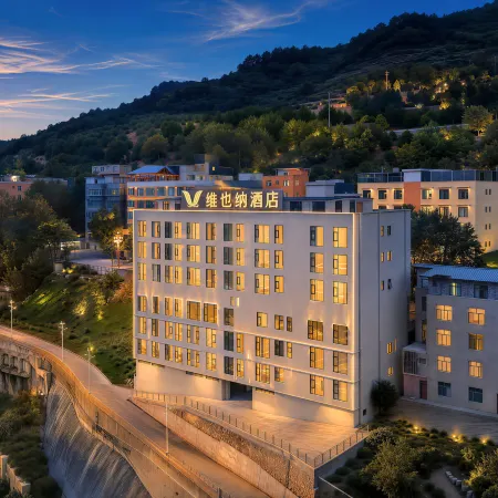 Vienna Hotel (Xiaojin County Meinuo Specialty Commercial Street)