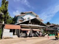 Nok Guesthouse & Hostel - Hostels