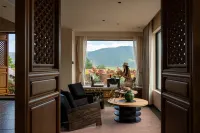 KIOWLAN Retreat · Golden Sunrise Snow Mountain Manor - Kitchens