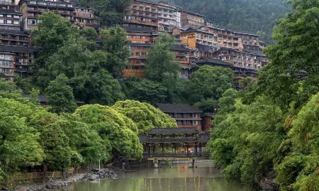 Xijiang Qianhu Miao Village Shengru summer flower panoramic beauty hotel Отели рядом с достопримечательностью «No.4 Fengyu Bridge»