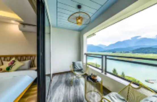 Table Mountain · Mountain View Lakeside · Luxury Retreat Hotel (Yanv Lake)
