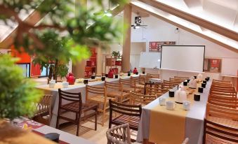 Wenjun Courtyard Hotel (near metro station, English-speaking service, travel agency)