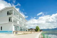 山語海|純白洞穴海景Holiday Hotel •觀景設計師飯店（納帕海店） 香格里拉巴拉格宗風景名勝區附近的飯店