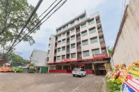 RedDoorz Premium Near Paris Van Java Mall Hotels in Sukajadi
