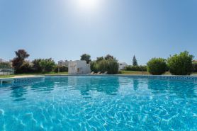 BnB Homes Large Fully Equipped Apartment with 2 Bedrooms, Swimming Pool & Patio
