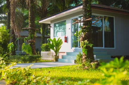 Neenlawat Riverside Отели рядом с достопримечательностью «Wat Sathol Thammaram»