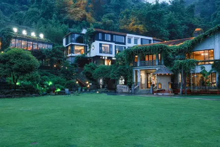 Baizhang Fengqing Villa Отели рядом с достопримечательностью «Qianzhang Canyon»