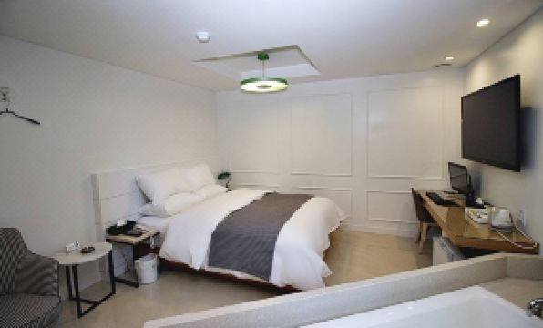 1. 합정 써클호텔..