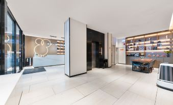 2. 路客Hotels..