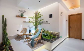 Dengfeng Light Luxury Hotel (Qujing Dahuaqiao Park)