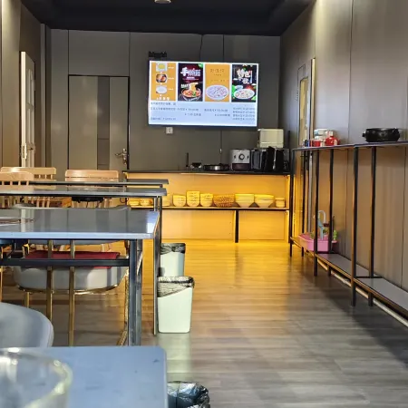 Shitou Business Hotel (Laizhou Bus Station)