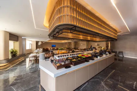 Lianyungang Donghai crystal jewelry city Yingbin Avenue Atour Hotel Отели в г. Дунхай