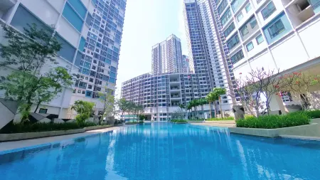 Up to 9pax, i-City i-Suite FREE WIFI 50"TV Отели рядом с достопримечательностью «UOA Business Park Property Gallery»