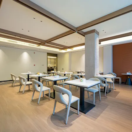 Four Seasons Qingteng Hotel (Ningbo Railway Station Engineering College Cuibai)