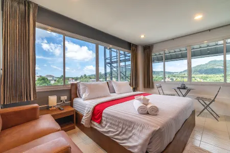 Phuket Five Fortune Holiday Hotel Отели рядом с достопримечательностью «Aussie Divers Phuket»