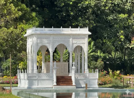 Ping Pura Riverside Resort and Spa, Chiang Mai Отели рядом с достопримечательностью «Ват Пратхат Дой Сутхеп»