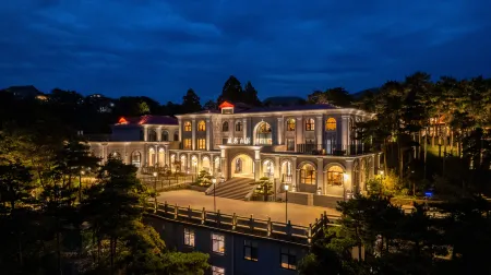 Luqin Hotel (Guling Street Cableway Upper Platform) Отели рядом с достопримечательностью «Little Tianchi»