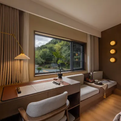 Floral Hotel·Mountain Retreat in the Clouds (Putuo Mountain Ten Thousand Buddhas Pagoda Hotel) Hotels near Huiji Temple