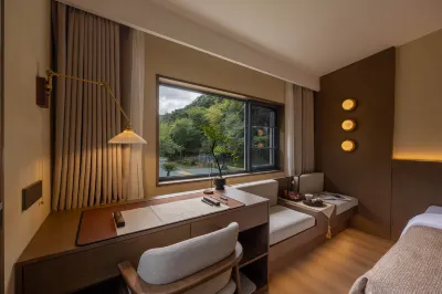 Floral Hotel·Mountain Retreat in the Clouds (Putuo Mountain Ten Thousand Buddhas Pagoda Hotel) فنادق في جَوشان