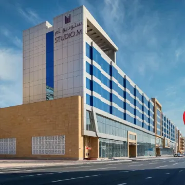 Studio M Arabian Plaza Hotel & Hotel Apartments Отели рядом с достопримечательностью «Аль-Кусейс»