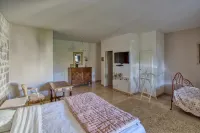 Domaine des Chais Hotels in Pons