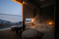 Overlooking Stream · Mountain Secret Retreat | Luxury Private Hot Spring Quiet Courtyard Resort - 4-Sterne