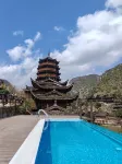 Xingyi Qiangu Jiuye Bed and Breakfast (Fenglin Buyi Scenic Area Branch) - สระว่ายน้ำแบบอินฟินิตี้