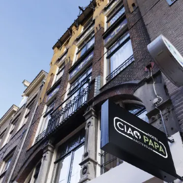 Ciao Papa Hotel Amsterdam Central Station Отели рядом с достопримечательностью «Северный рынок»