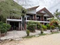 Red Coral Cottage Hotel berhampiran Black Sand Beach
